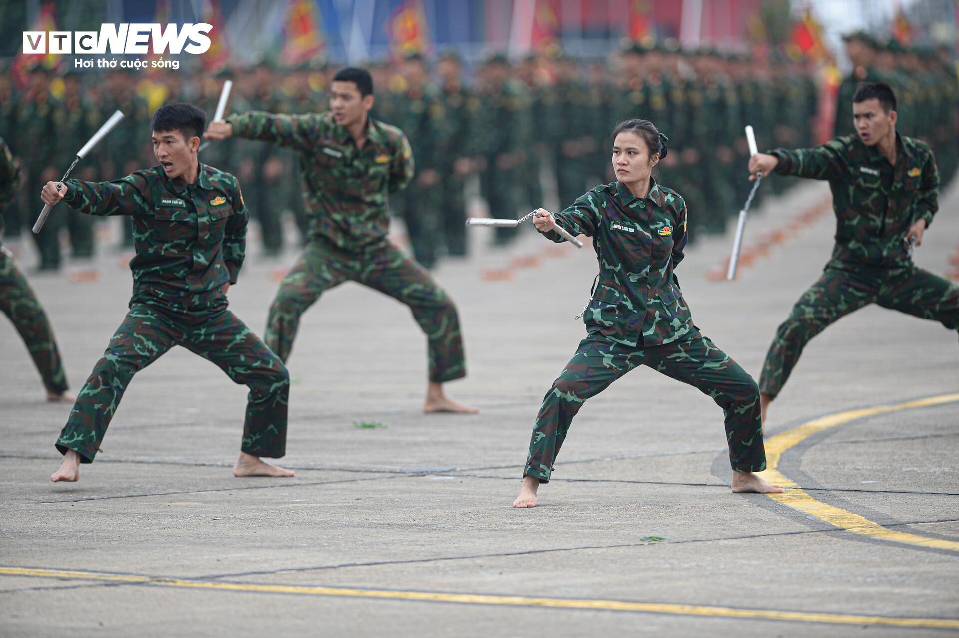 Mãn nhãn xem lính đặc công dùng cổ uốn cong thanh sắt- Ảnh 8.