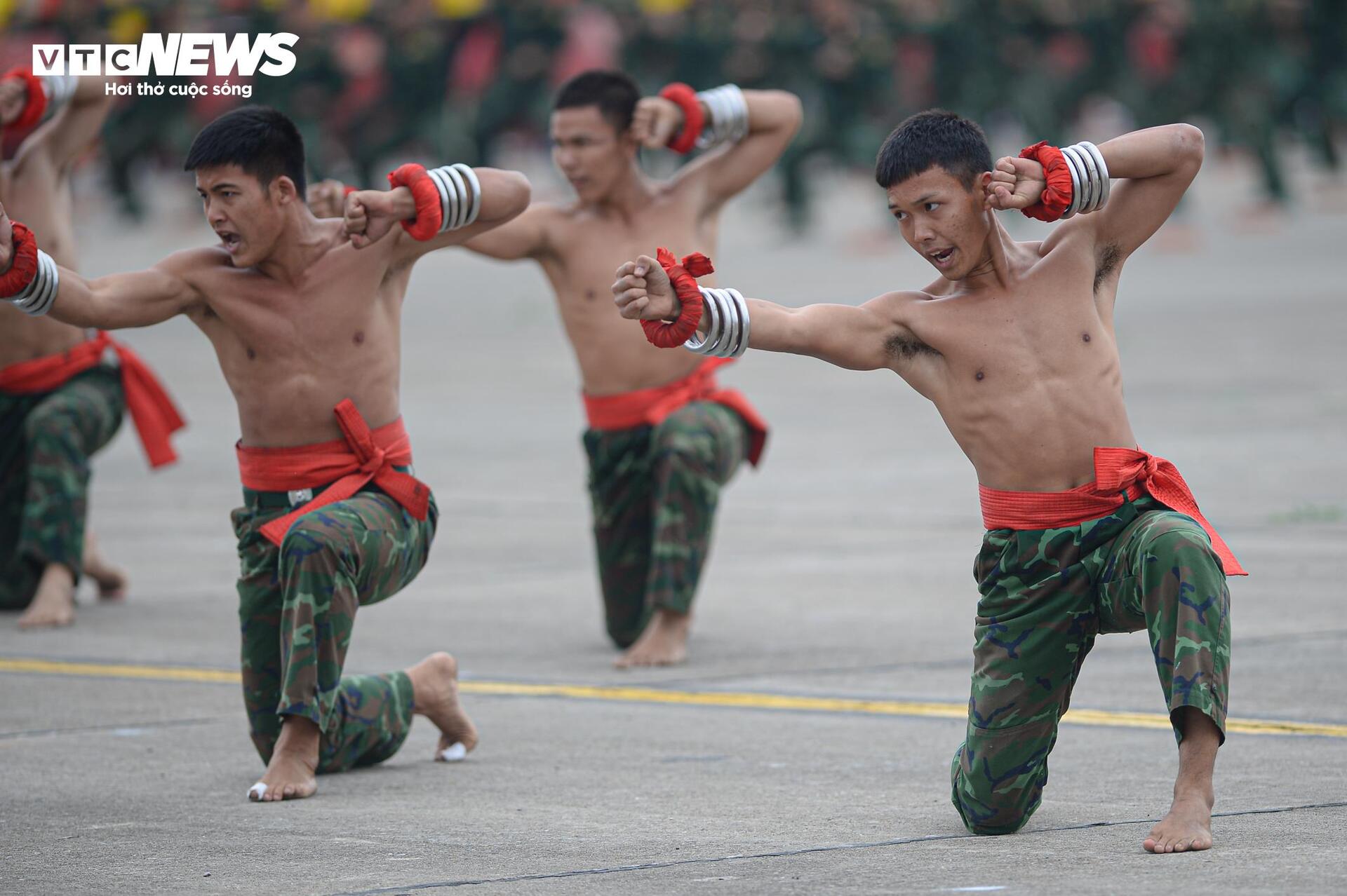 Mãn nhãn xem lính đặc công dùng cổ uốn cong thanh sắt- Ảnh 9.