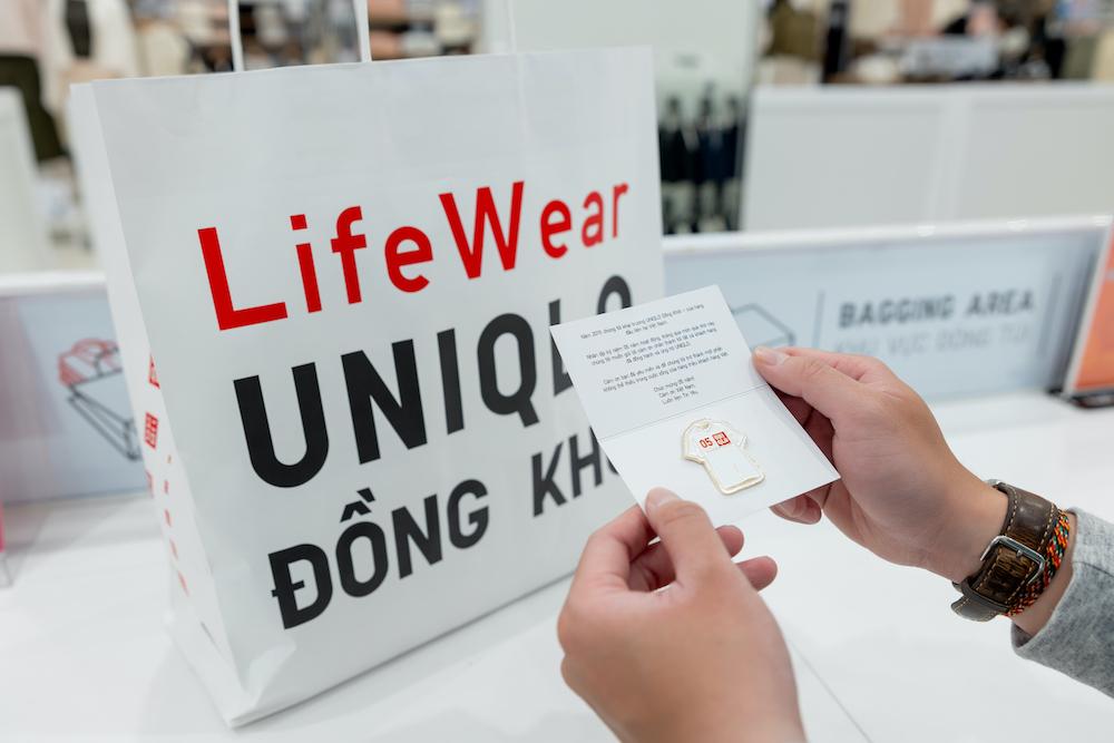 Ngày đầu diễn ra đợt ưu đãi "hấp dẫn" nhất năm của UNIQLO: Giới trẻ khoe túi nặng trĩu tay với áo HEATTECH, túi Bán Nguyệt giá hời- Ảnh 10.