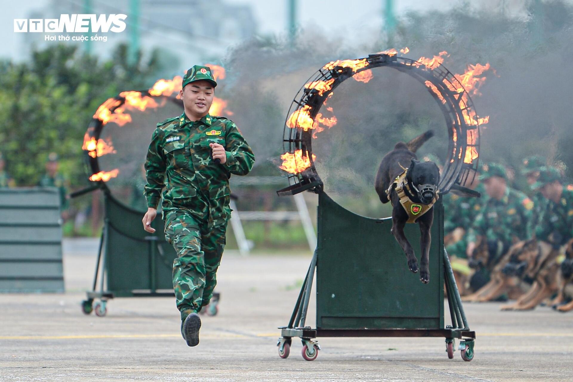 Mãn nhãn xem lính đặc công dùng cổ uốn cong thanh sắt- Ảnh 12.