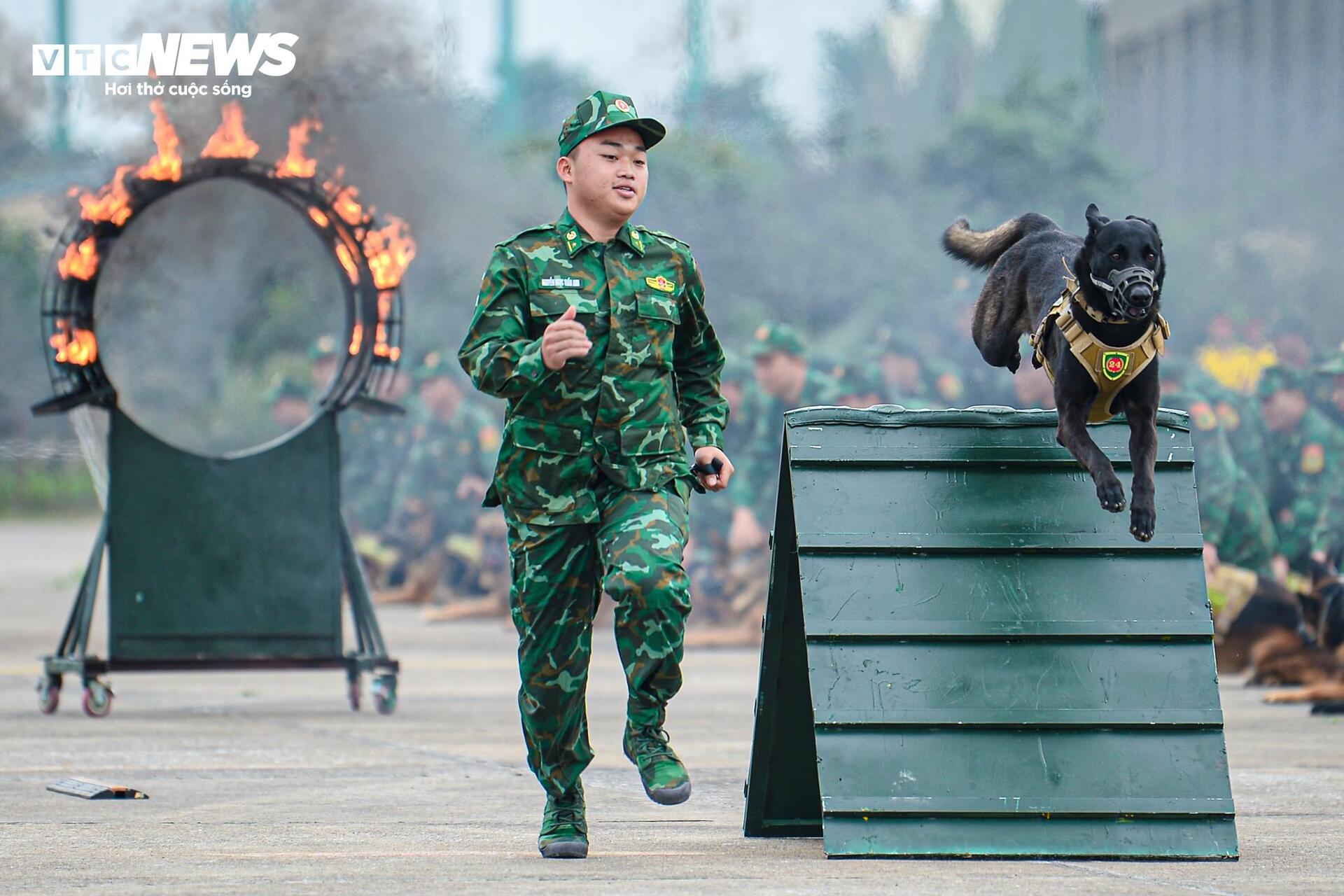 Mãn nhãn xem lính đặc công dùng cổ uốn cong thanh sắt- Ảnh 13.