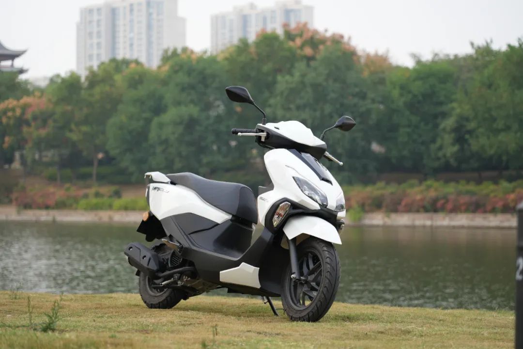 "Tân binh" xe ga 125cc của Honda chốt giá cực rẻ: Trang bị phanh ABS, uống 1,87 lít xăng/100km- Ảnh 1.