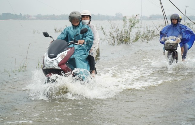 Miền Trung đón mưa lớn đỉnh điểm- Ảnh 1.