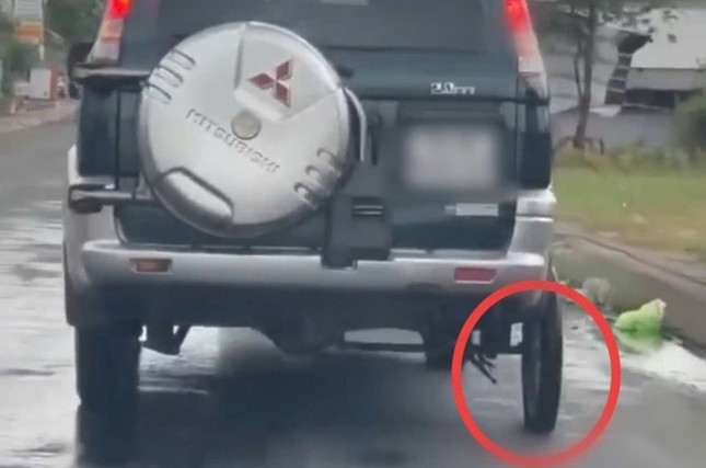 Vụ &ocirc; t&ocirc; gắn b&aacute;nh xe m&aacute;y ở C&agrave; Mau: Nhắc nhở chủ phương tiện v&agrave; chủ gara- Ảnh 1.