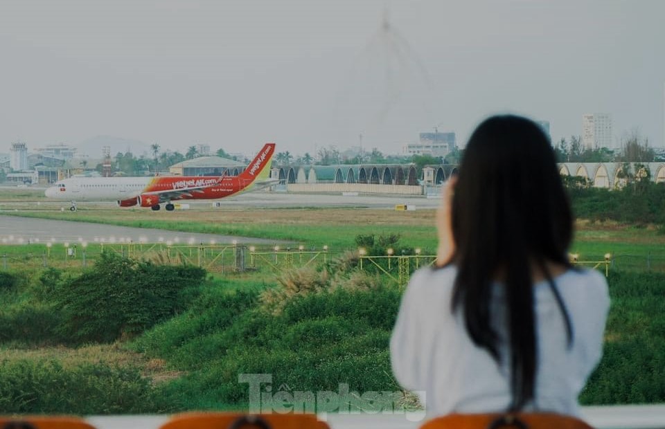 Hình ảnh trong sân bay Đà Nẵng nhìn từ quán cà phê 'triệu view'- Ảnh 11.