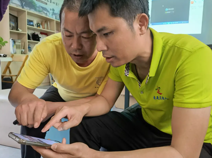 Cả l&agrave;ng g&oacute;p tiền cho đi học, nam sinh từ chức gi&aacute;m đốc về qu&ecirc; b&aacute;o ơn- Ảnh 1.