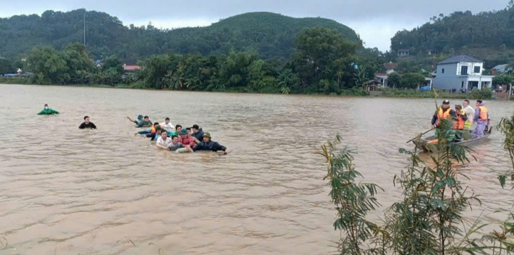 Cứu một học sinh, người đàn ông ở Quảng Bình bị lũ cuốn tử vong- Ảnh 1.