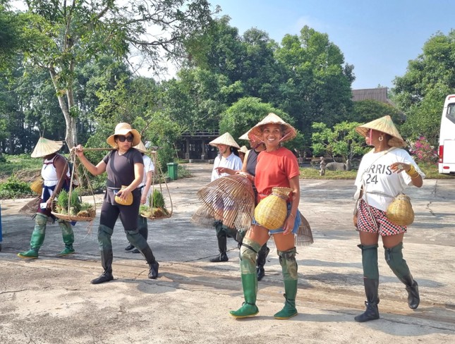 Ngạc nhiên hình ảnh khách Tây đi làm phụ hồ, cấy lúa- Ảnh 1.