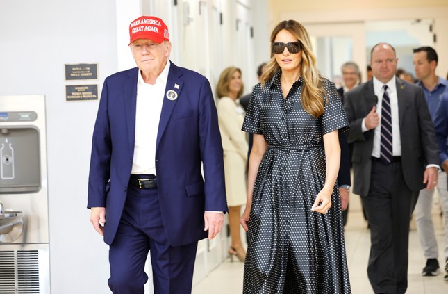 Bộ váy 6.900 USD của bà Melania mừng ông Trump thắng cử- Ảnh 5.