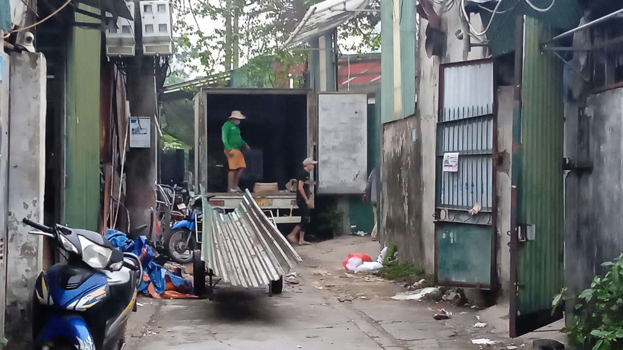 Hà Nội: Tận dụng cơ hội xóm trọ phải di dời, nhiều chủ nhà tăng giá cho thuê khiến người dân lao đao- Ảnh 1.