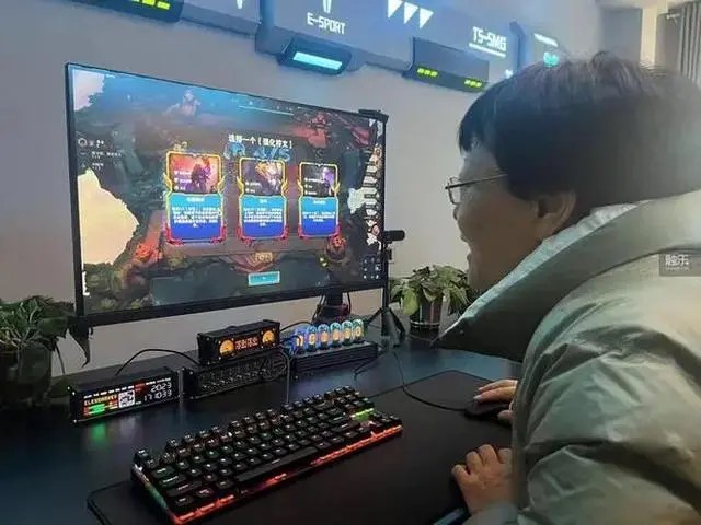 Bà cụ U70 cùng bạn lập đội Esports, đi đấu giải khiến cư dân mạng thán phục- Ảnh 2.