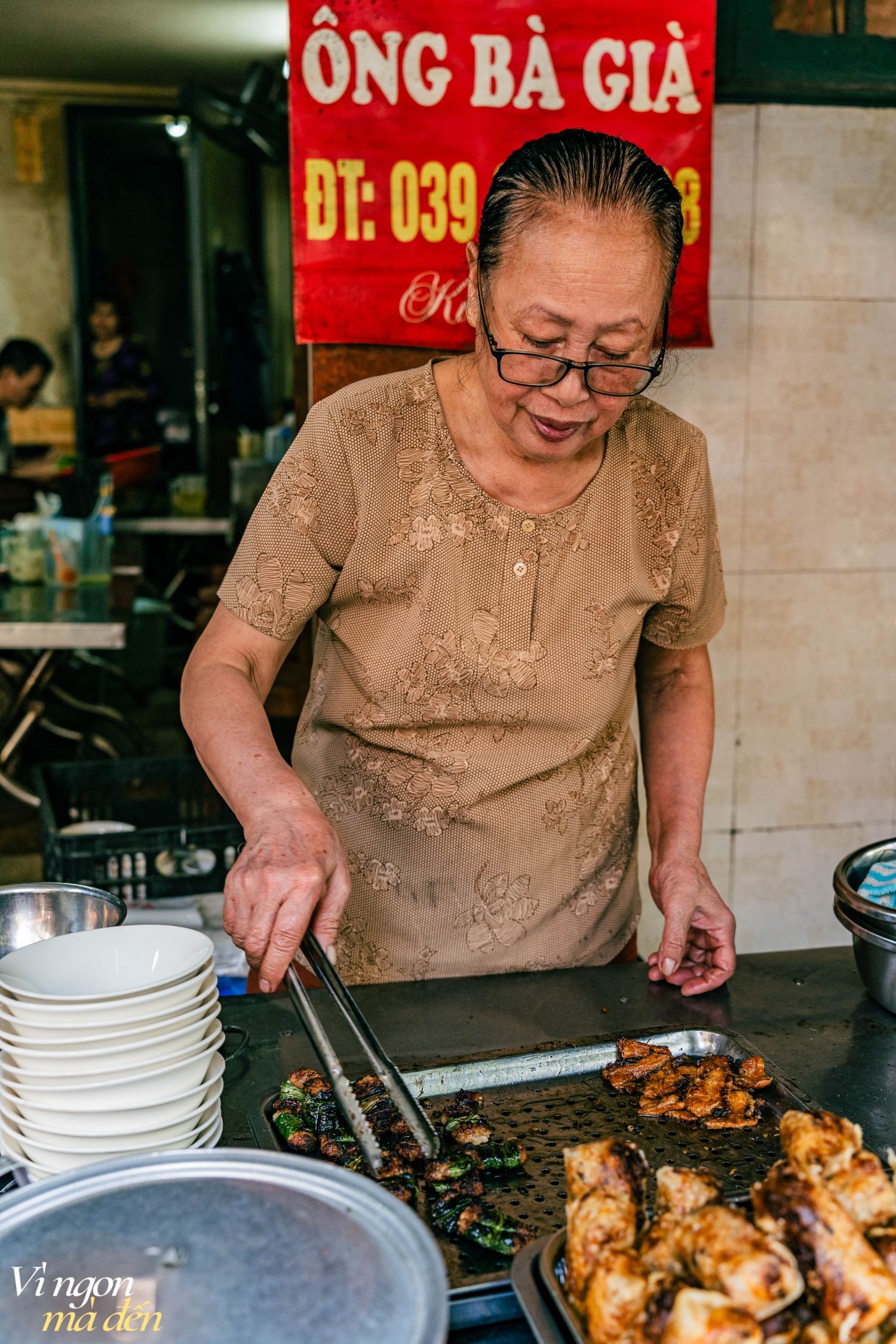 Quán bún chả "Ông bà già" bán 3 đời ở Hà Nội, nổi tiếng nhờ những miếng chả băm cuốn lá mùi tàu đặc biệt hiếm nơi có- Ảnh 21.