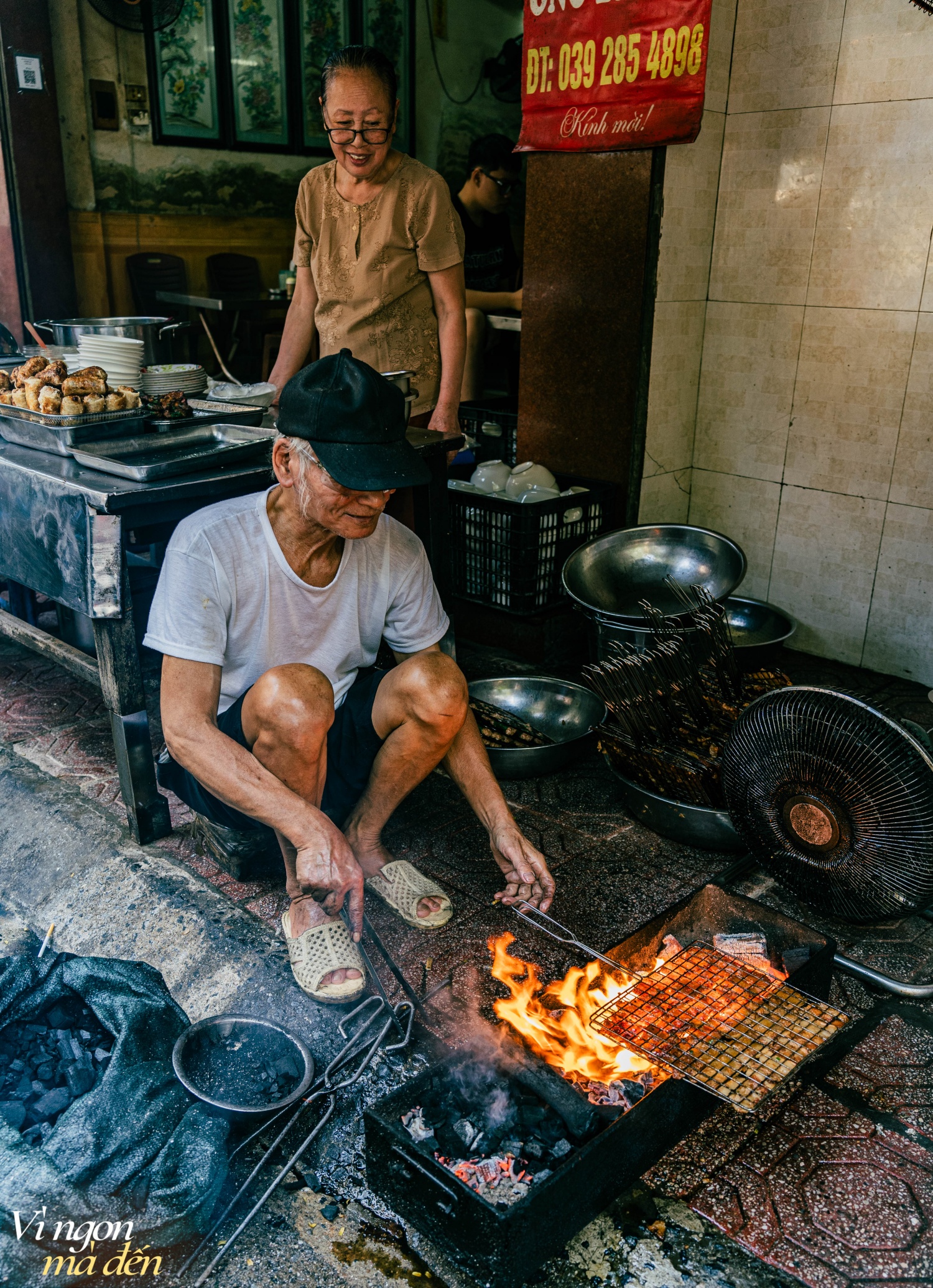 Quán bún chả "Ông bà già" bán 3 đời ở Hà Nội, nổi tiếng nhờ những miếng chả băm cuốn lá mùi tàu đặc biệt hiếm nơi có- Ảnh 18.