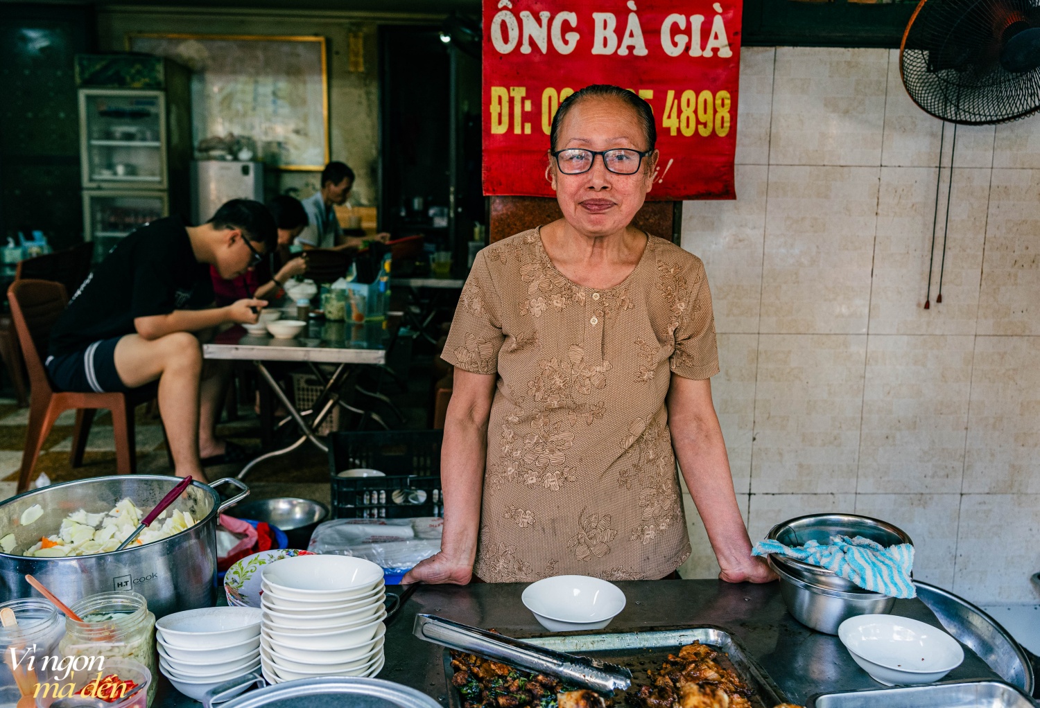 Quán bún chả "Ông bà già" bán 3 đời ở Hà Nội, nổi tiếng nhờ những miếng chả băm cuốn lá mùi tàu đặc biệt hiếm nơi có- Ảnh 19.