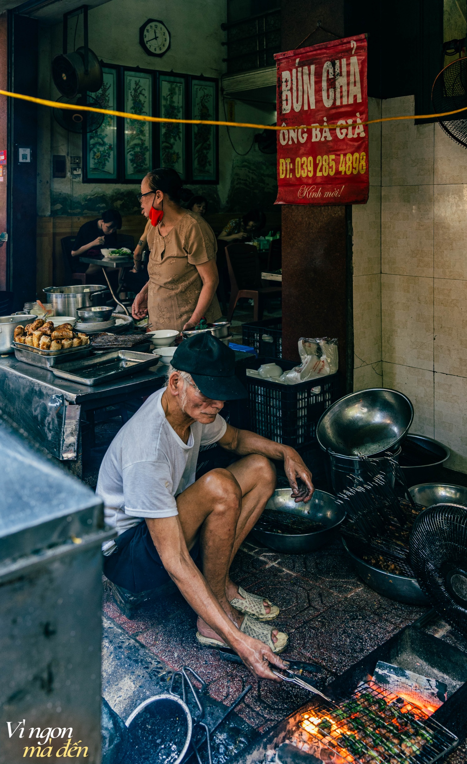 Quán bún chả "Ông bà già" bán 3 đời ở Hà Nội, nổi tiếng nhờ những miếng chả băm cuốn lá mùi tàu đặc biệt hiếm nơi có- Ảnh 17.