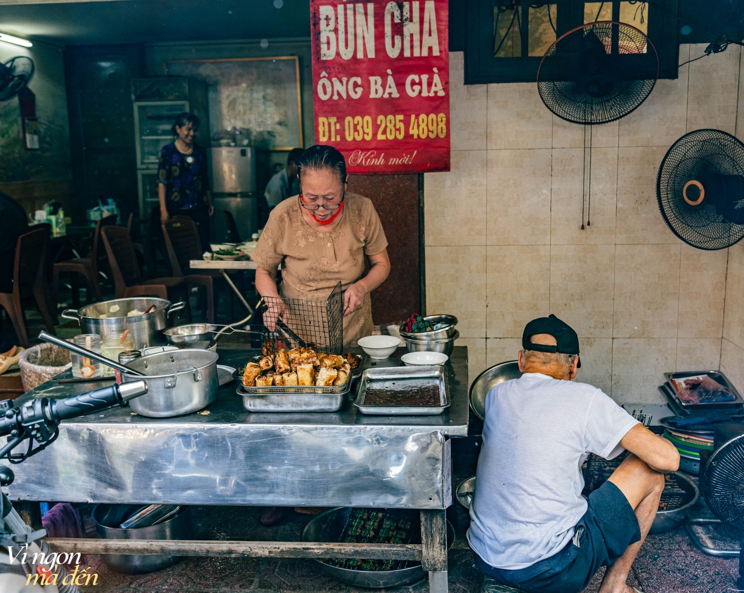 Quán bún chả "Ông bà già" bán 3 đời ở Hà Nội, nổi tiếng nhờ những miếng chả băm cuốn lá mùi tàu đặc biệt hiếm nơi có- Ảnh 16.