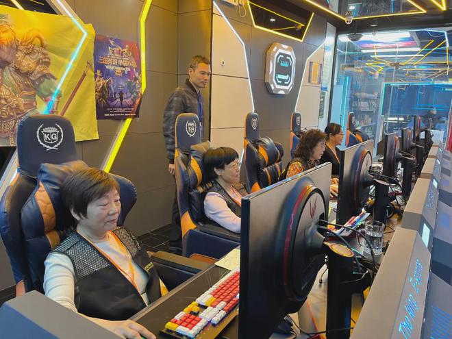 Bà cụ U70 cùng bạn lập đội Esports, đi đấu giải khiến cư dân mạng thán phục- Ảnh 4.