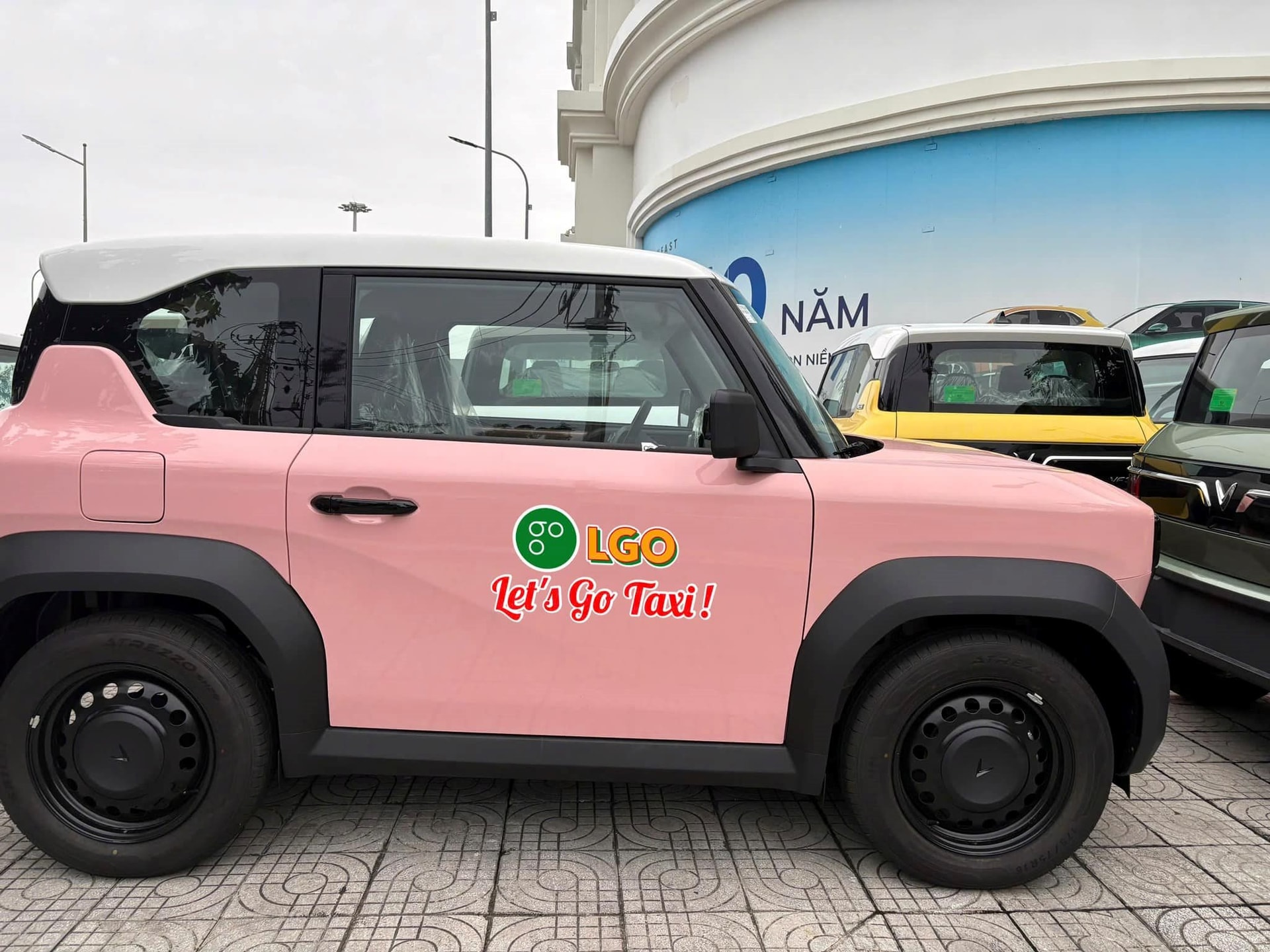 Hãng taxi chốt đơn 600 chiếc VinFast VF 3 của ông Phạm Nhật Vượng tung ảnh ra quân: Giá cước dự kiến 