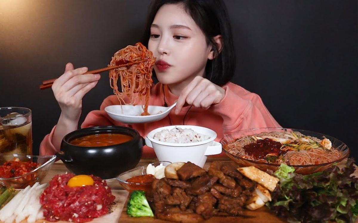 Khi trào lưu mukbang và app gọi món lấp đầy khoảng trống của người trẻ cô đơn- Ảnh 1.