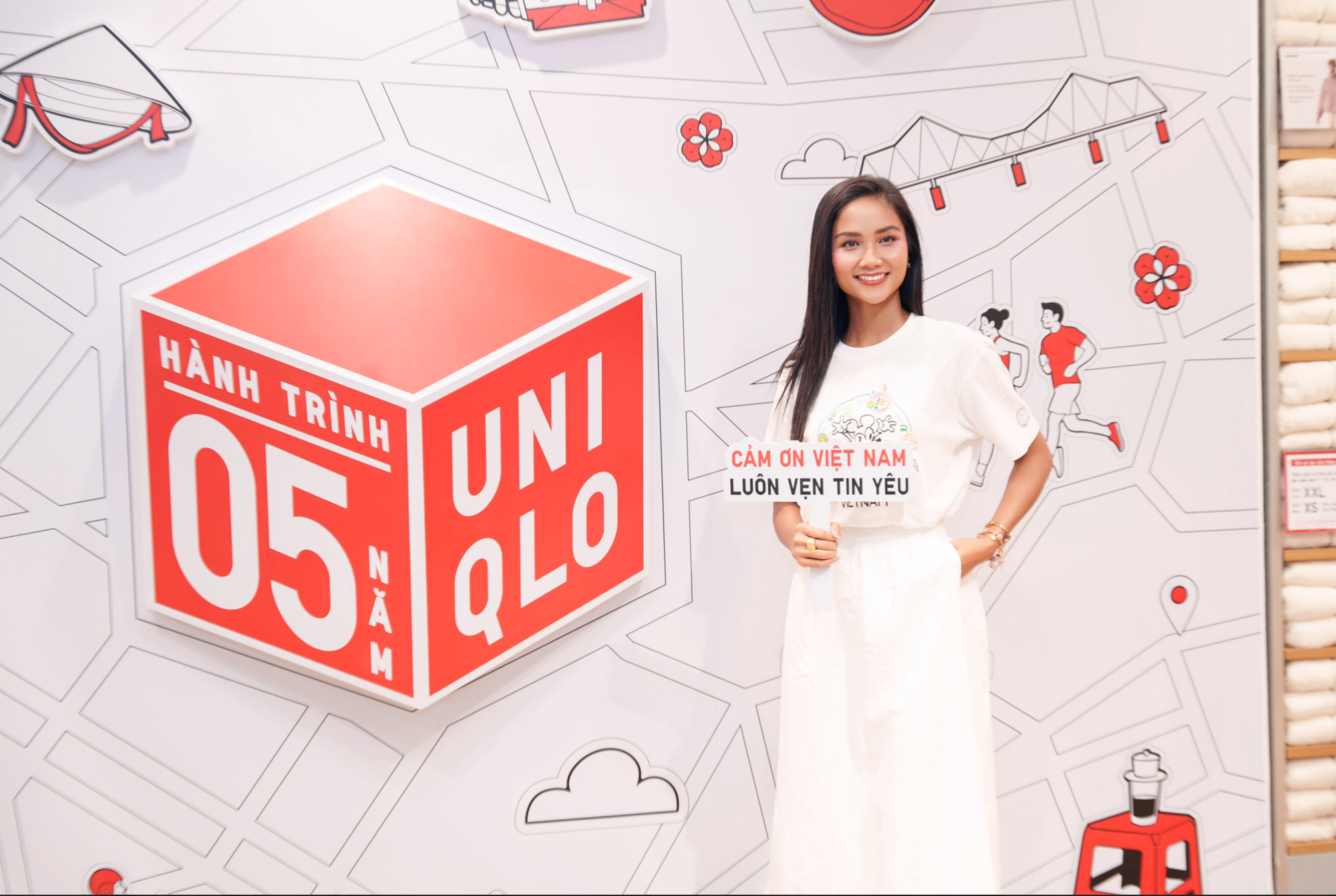 Mua g&igrave; ở UNIQLO dịp sinh nhật 5 năm: Gợi &yacute; từ "hội bạn th&acirc;n" của thương hiệu- Ảnh 1.