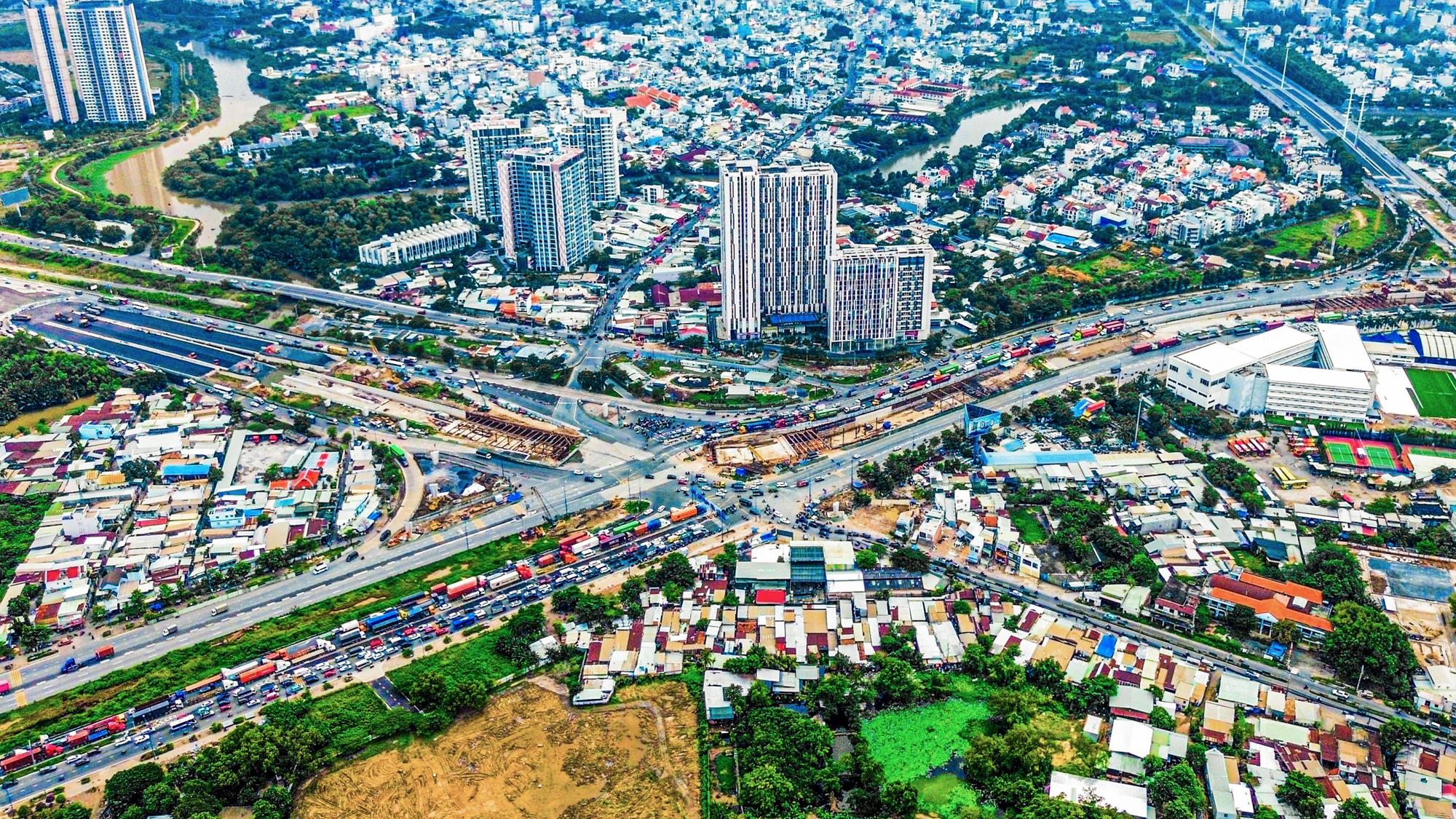 N&uacute;t giao c&oacute; s&aacute;u c&acirc;y cầu, hai hầm chui, trị gi&aacute; 3.400 tỷ dần lộ r&otilde; h&igrave;nh h&agrave;i, sẽ ho&agrave;n th&agrave;nh sau một năm nữa- Ảnh 2.