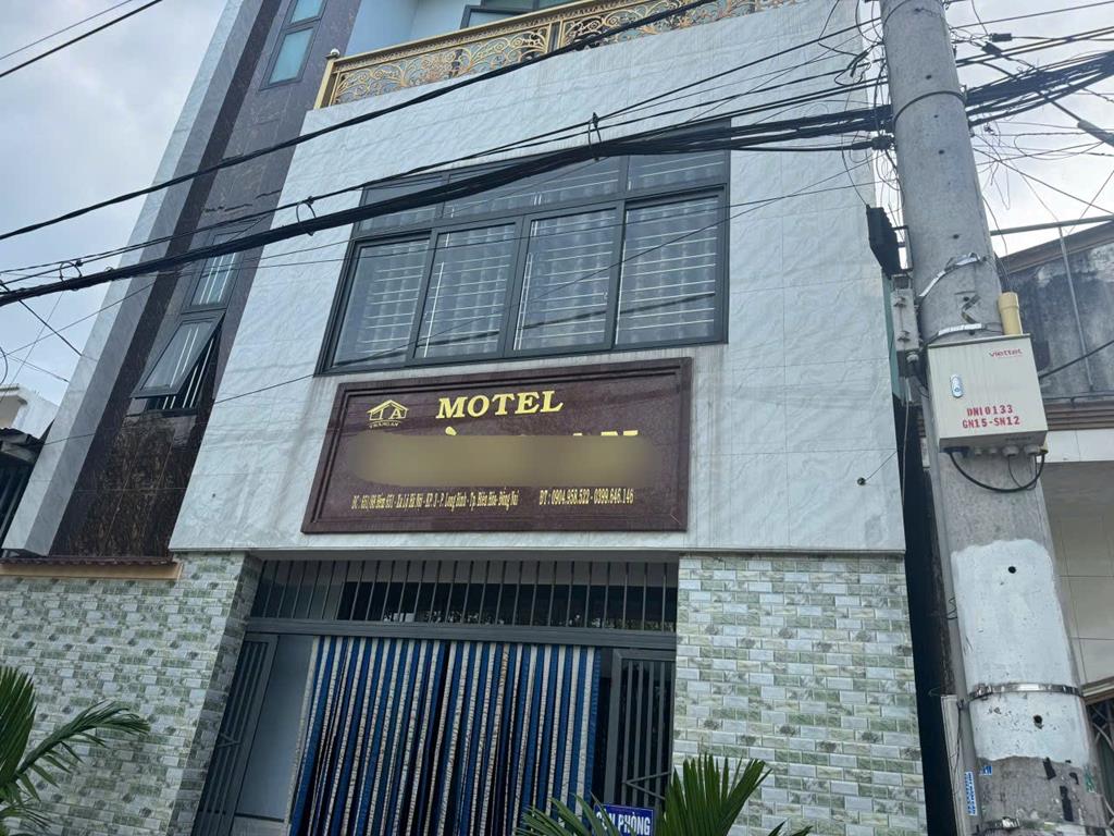 Ập v&agrave;o Motel k&iacute;n cổng cao tường, c&ocirc;ng an lật tẩy 'b&iacute; mật' của đ&ocirc;i nam nữ- Ảnh 1.