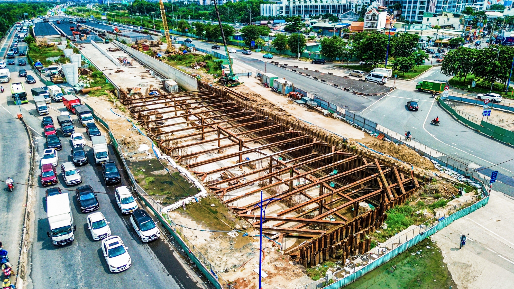N&uacute;t giao c&oacute; s&aacute;u c&acirc;y cầu, hai hầm chui, trị gi&aacute; 3.400 tỷ dần lộ r&otilde; h&igrave;nh h&agrave;i, sẽ ho&agrave;n th&agrave;nh sau một năm nữa- Ảnh 5.