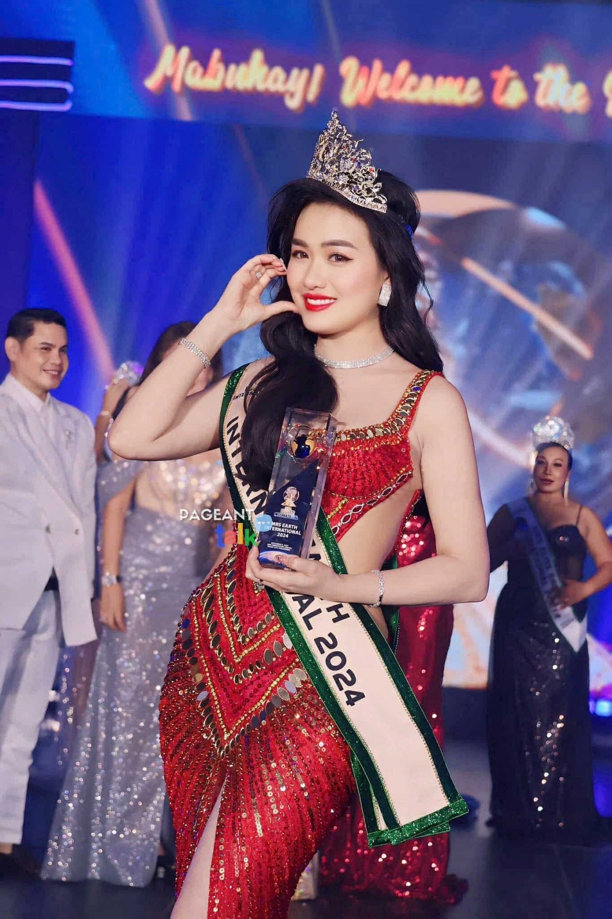 Người đẹp Vũ Thị Hoa đăng quang Mrs Earth International 2024- Ảnh 4.