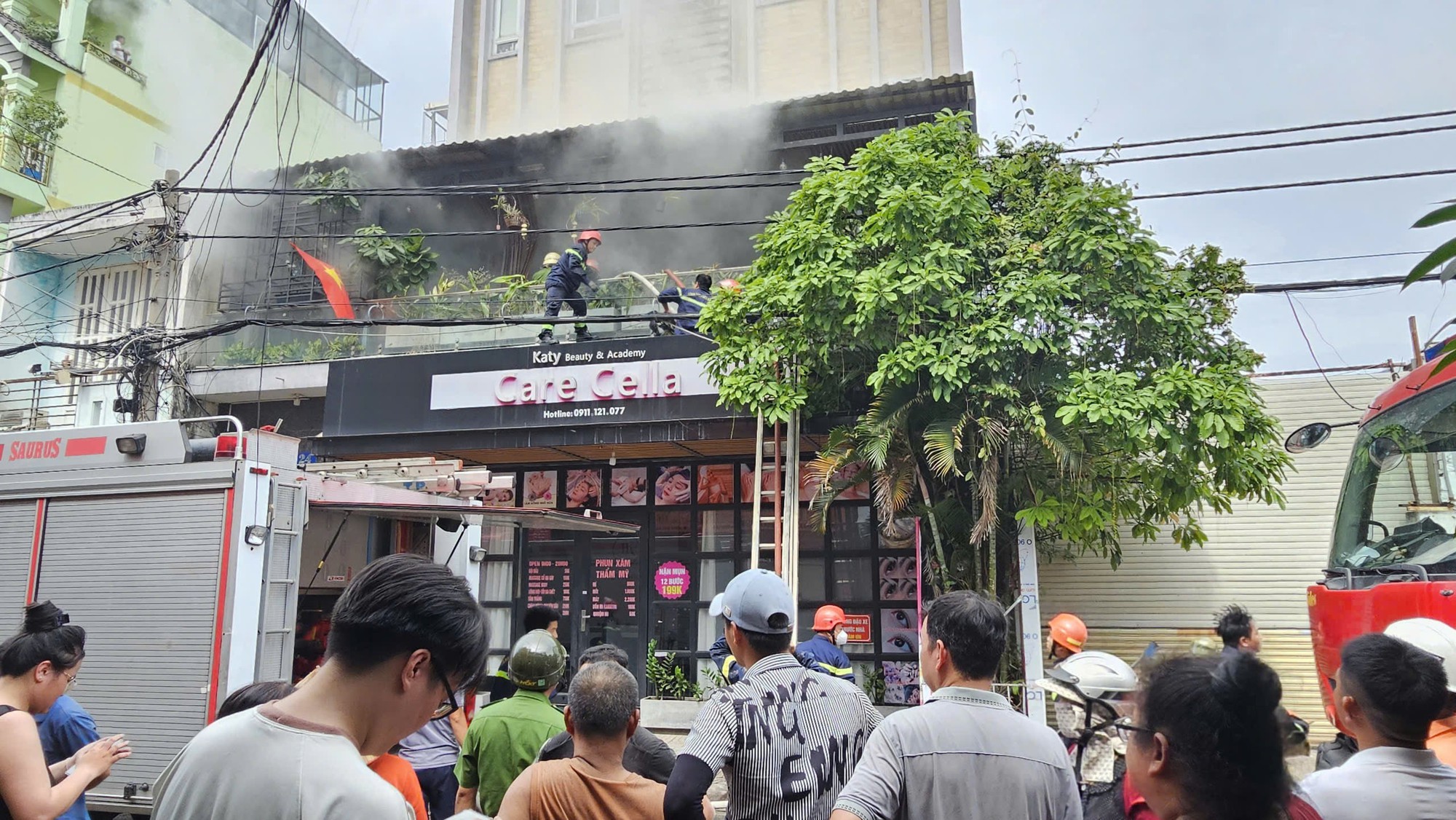 TP.HCM: Ch&aacute;y nh&agrave; 6 tầng, người chạy l&ecirc;n tầng thượng, người bịt mũi th&aacute;o chạy t&aacute;n loạn- Ảnh 3.