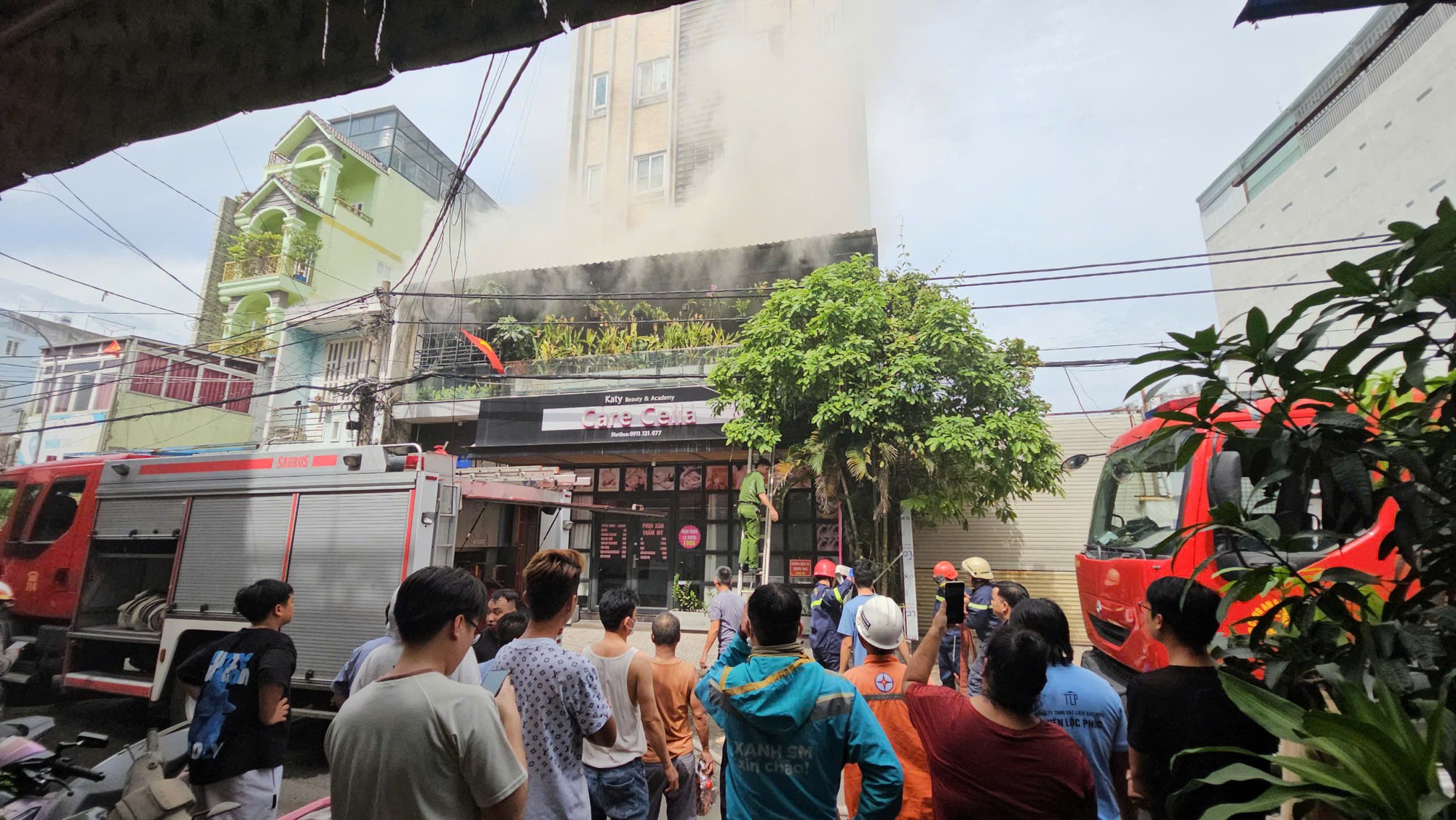 TP.HCM: Ch&aacute;y nh&agrave; 6 tầng, người chạy l&ecirc;n tầng thượng, người bịt mũi th&aacute;o chạy t&aacute;n loạn- Ảnh 2.