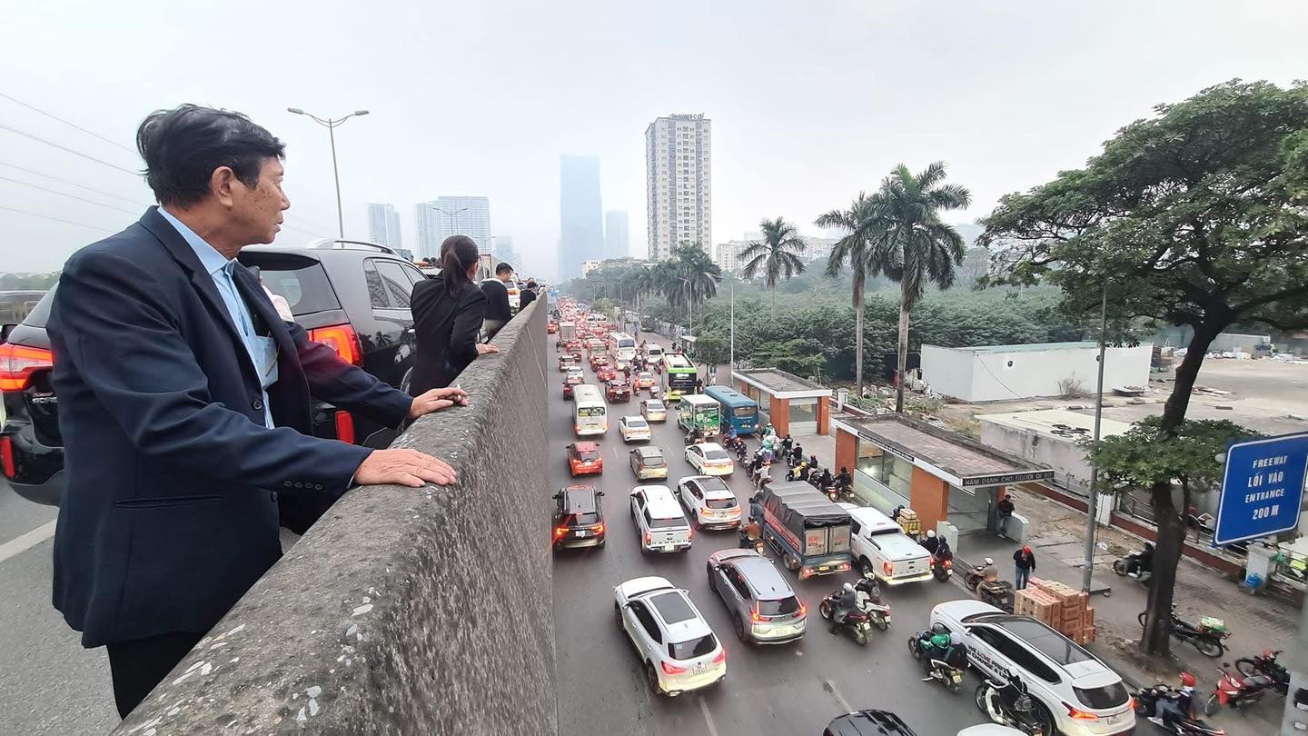 H&agrave; Nội: Tắc cứng đường v&agrave;nh đai tr&ecirc;n cao, nh&agrave; trai phải thu&ecirc; xe &ocirc;m cho ch&uacute; rể mang lễ đi ăn hỏi- Ảnh 3.