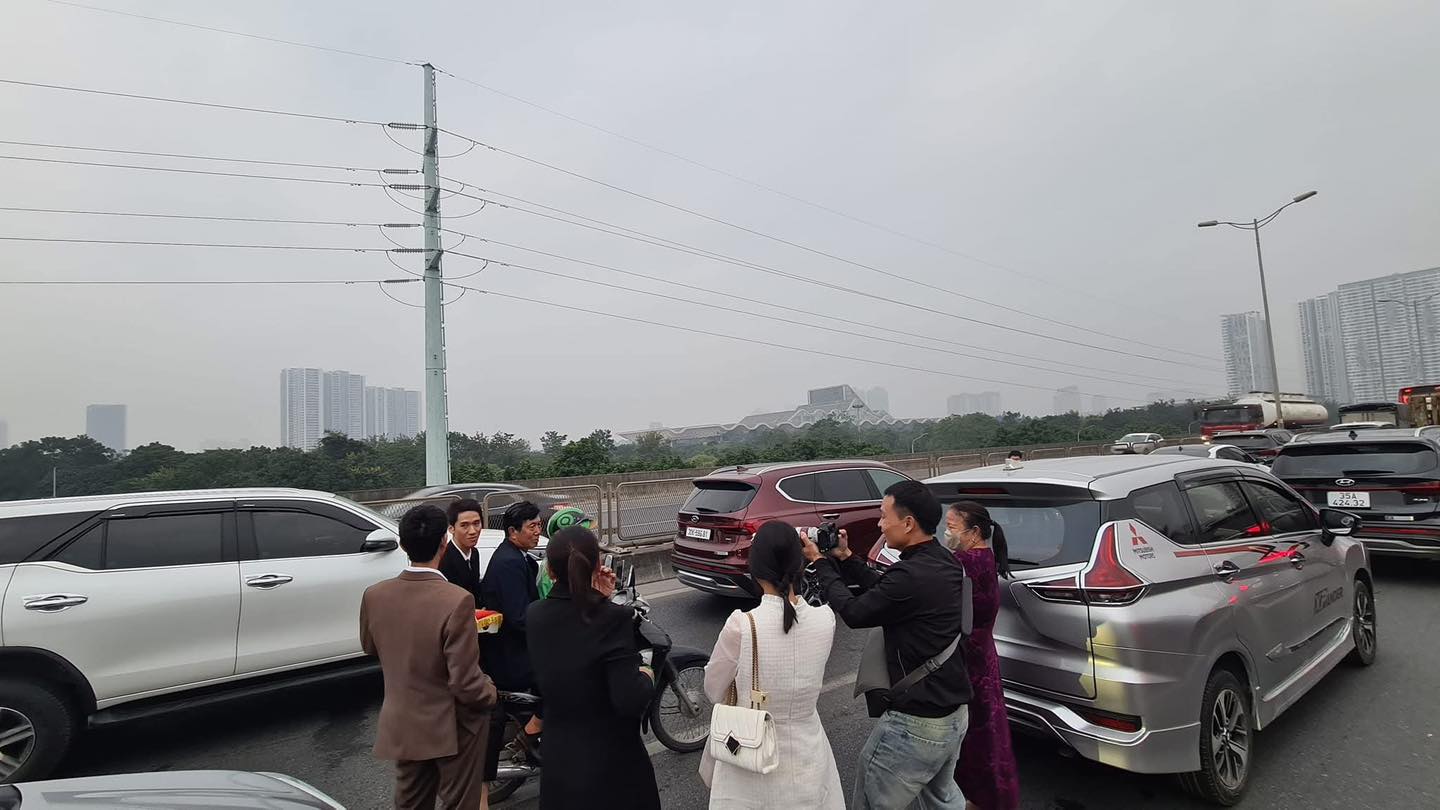 H&agrave; Nội: Tắc cứng đường v&agrave;nh đai tr&ecirc;n cao, nh&agrave; trai phải thu&ecirc; xe &ocirc;m cho ch&uacute; rể mang lễ đi ăn hỏi- Ảnh 1.