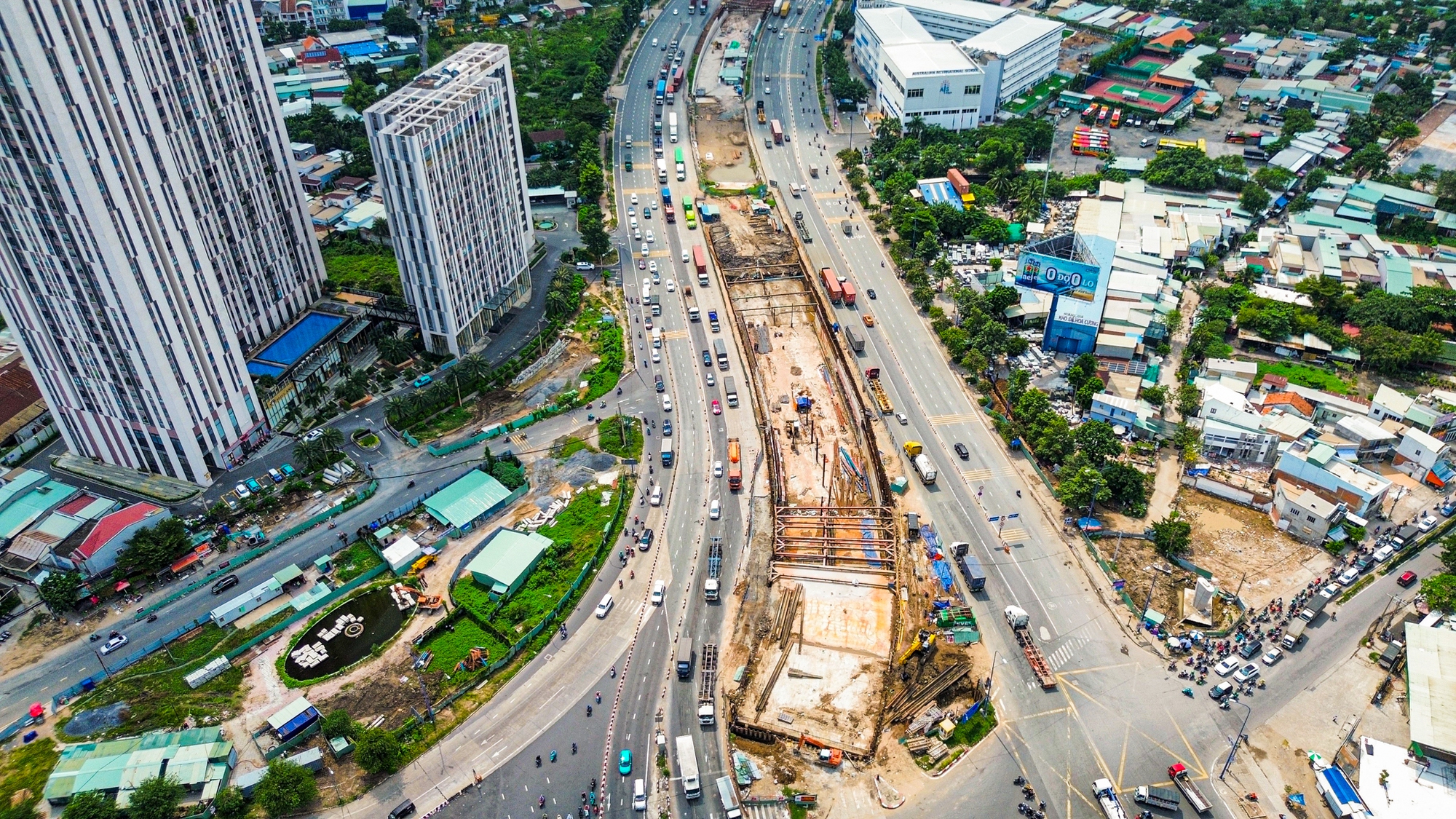 N&uacute;t giao c&oacute; s&aacute;u c&acirc;y cầu, hai hầm chui, trị gi&aacute; 3.400 tỷ dần lộ r&otilde; h&igrave;nh h&agrave;i, sẽ ho&agrave;n th&agrave;nh sau một năm nữa- Ảnh 8.