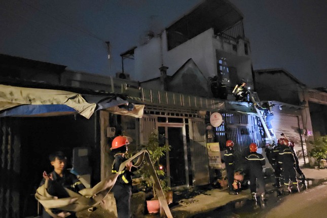 Lửa bao tr&ugrave;m tiệm spa, ch&aacute;y lan sang nh&agrave; d&acirc;n ở TPHCM- Ảnh 2.