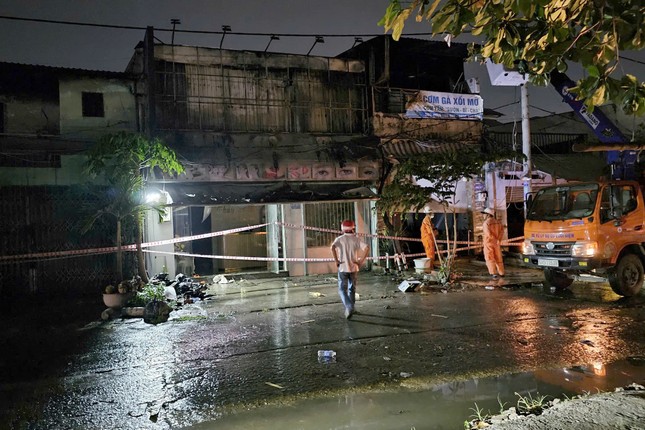 Lửa bao tr&ugrave;m tiệm spa, ch&aacute;y lan sang nh&agrave; d&acirc;n ở TPHCM- Ảnh 3.