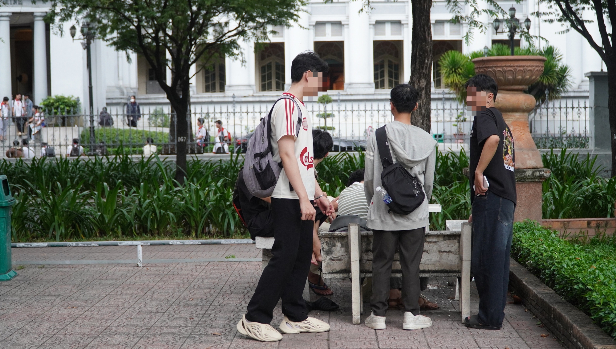 CLIP: Lục lọi th&ugrave;ng r&aacute;c, chui bụi rậm, leo tường... l&ugrave;ng sục "kho b&aacute;u" ở TP HCM- Ảnh 5.