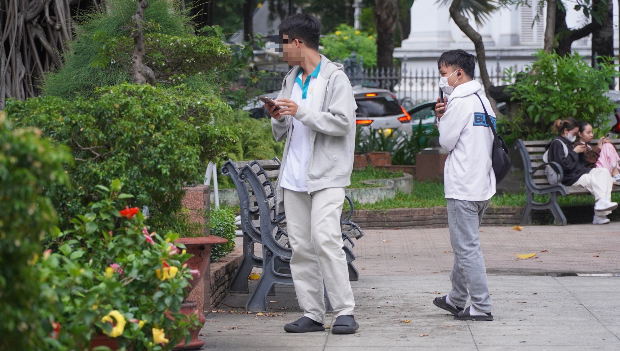 CLIP: Lục lọi th&ugrave;ng r&aacute;c, chui bụi rậm, leo tường... l&ugrave;ng sục "kho b&aacute;u" ở TP HCM- Ảnh 4.