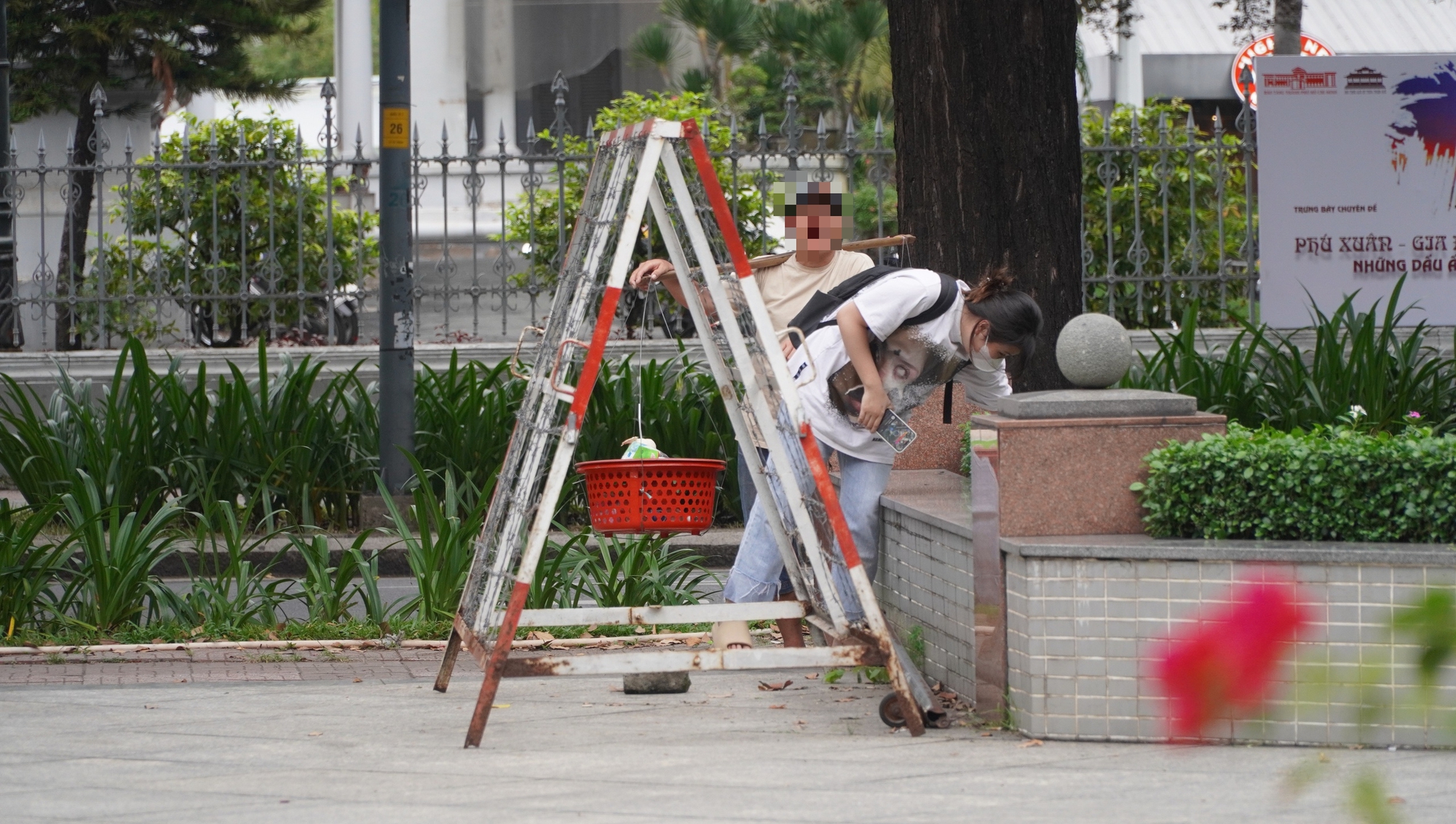 CLIP: Lục lọi th&ugrave;ng r&aacute;c, chui bụi rậm, leo tường... l&ugrave;ng sục "kho b&aacute;u" ở TP HCM- Ảnh 6.