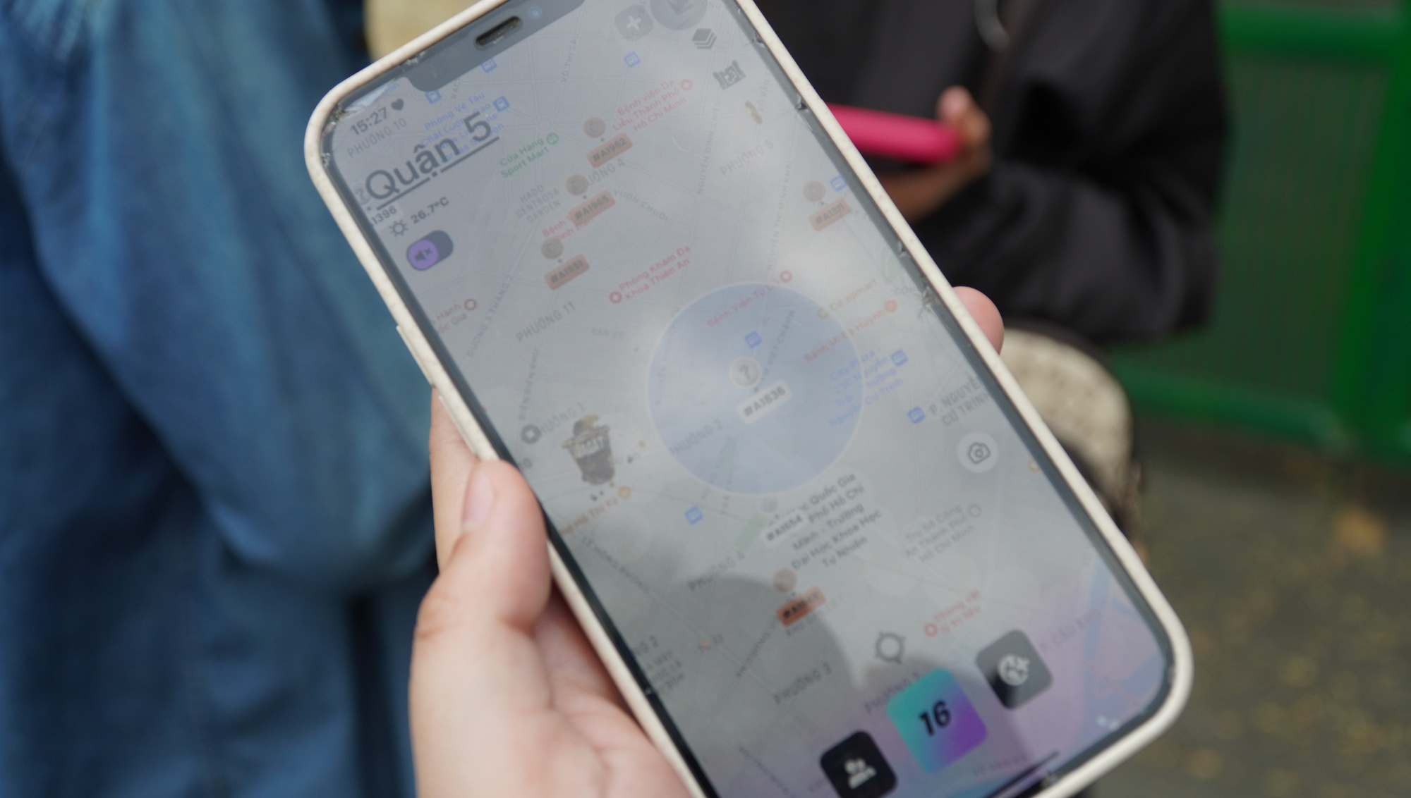 CLIP: Lục lọi th&ugrave;ng r&aacute;c, chui bụi rậm, leo tường... l&ugrave;ng sục "kho b&aacute;u" ở TP HCM- Ảnh 1.