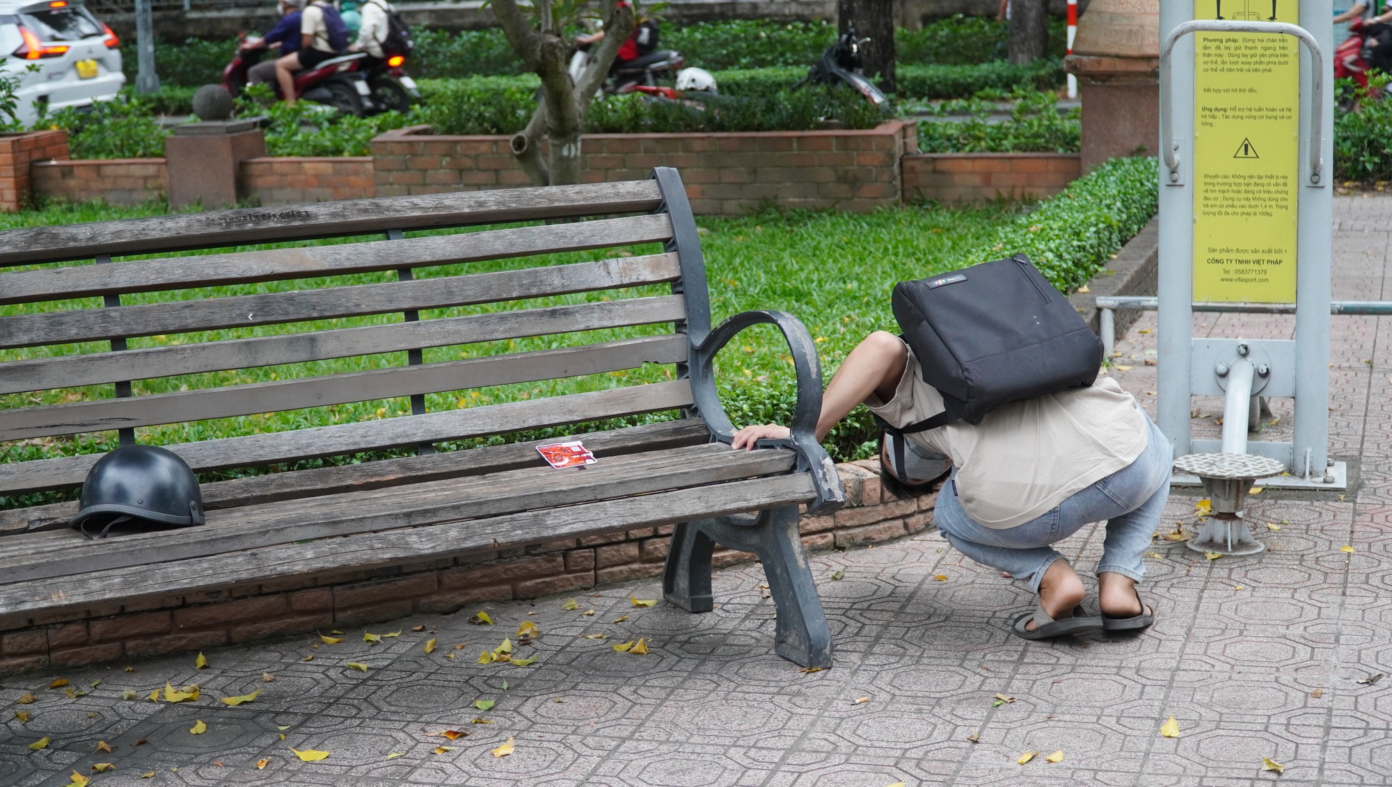 CLIP: Lục lọi th&ugrave;ng r&aacute;c, chui bụi rậm, leo tường... l&ugrave;ng sục "kho b&aacute;u" ở TP HCM- Ảnh 3.