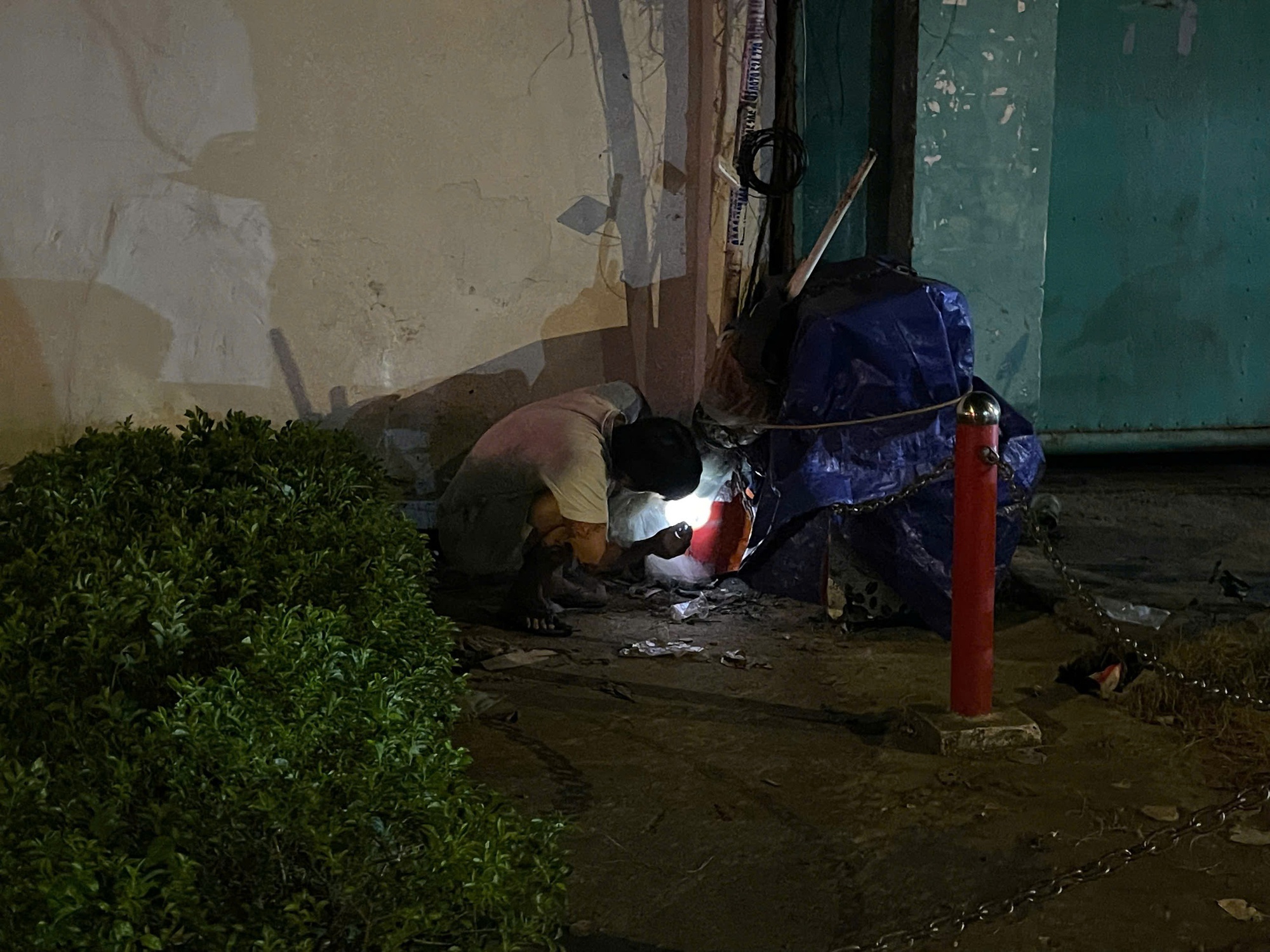 CLIP: Lục lọi th&ugrave;ng r&aacute;c, chui bụi rậm, leo tường... l&ugrave;ng sục "kho b&aacute;u" ở TP HCM- Ảnh 10.