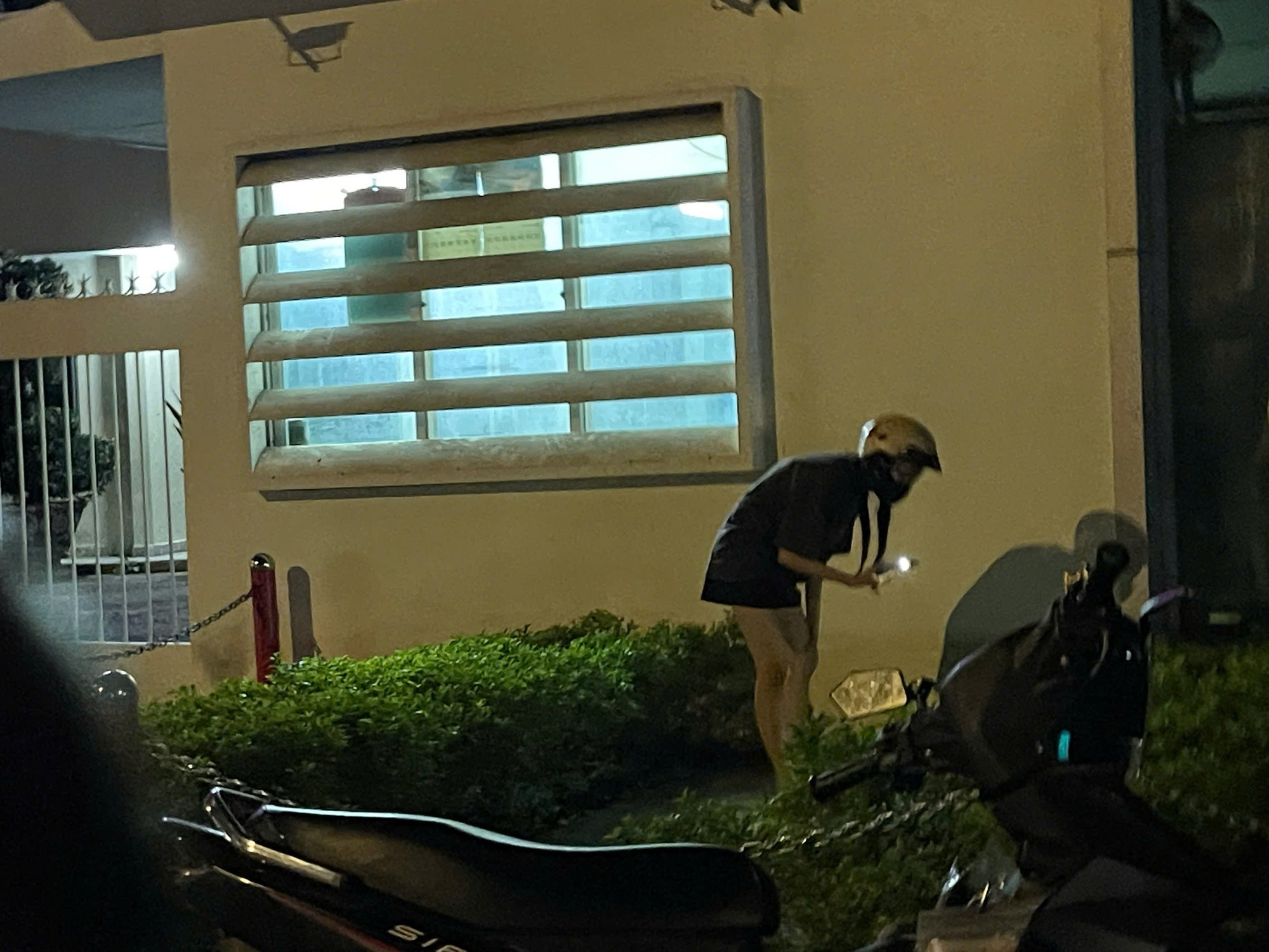 CLIP: Lục lọi th&ugrave;ng r&aacute;c, chui bụi rậm, leo tường... l&ugrave;ng sục "kho b&aacute;u" ở TP HCM- Ảnh 8.