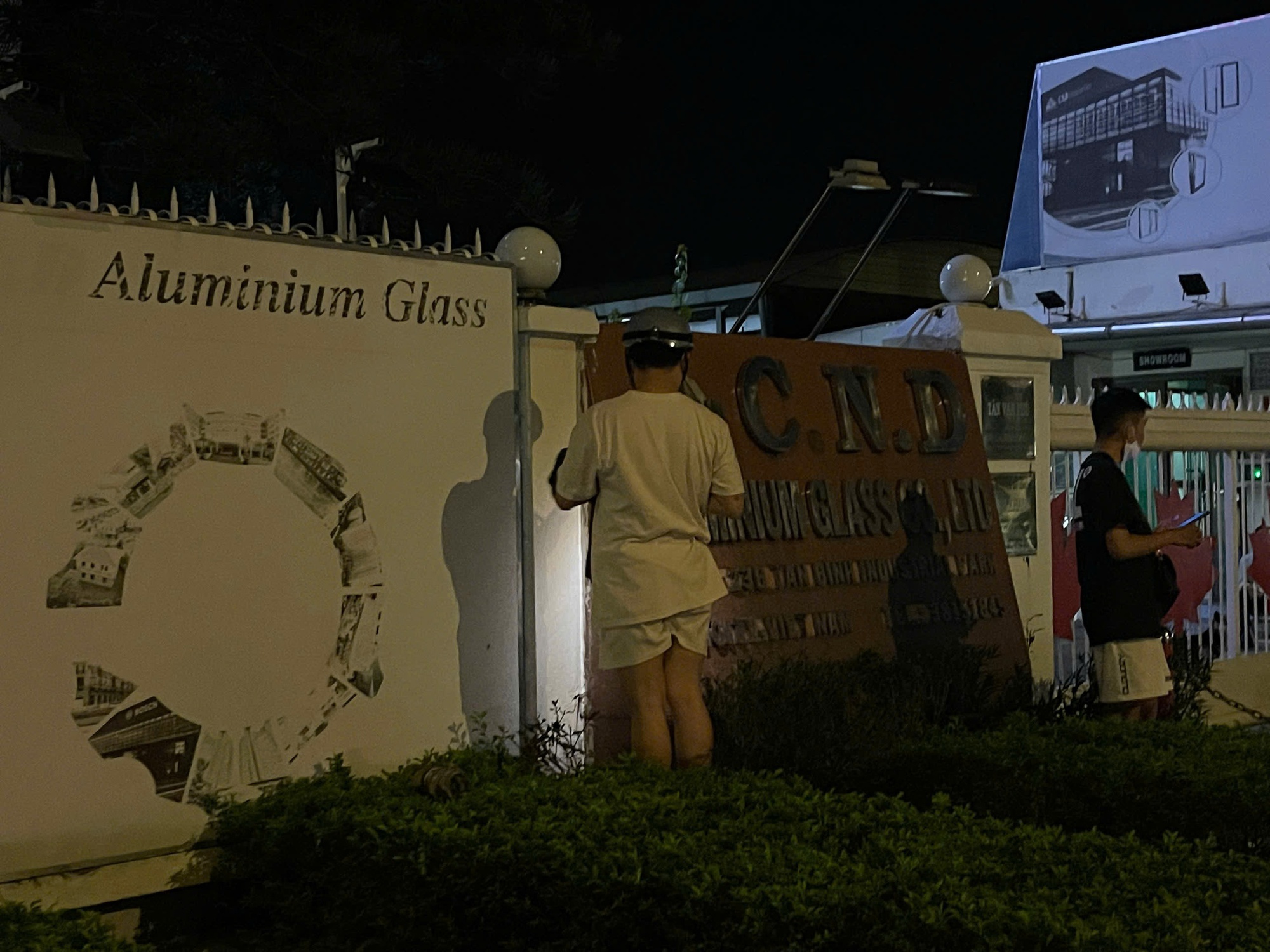 CLIP: Lục lọi th&ugrave;ng r&aacute;c, chui bụi rậm, leo tường... l&ugrave;ng sục "kho b&aacute;u" ở TP HCM- Ảnh 9.