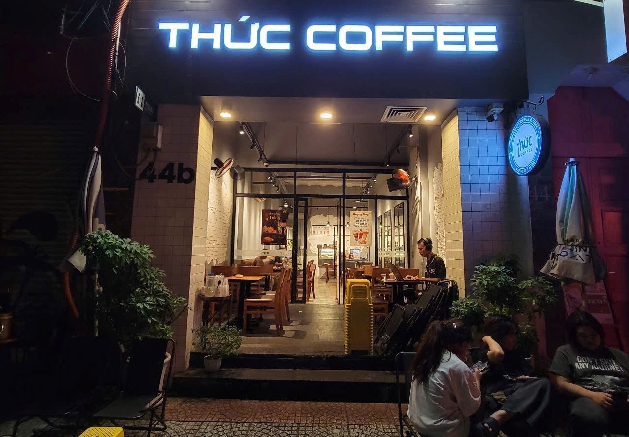 Không ngủ ở Sài Gòn: Từ bài tập của một sinh viên Đại học Hoa Sen đến làn sóng ngồi xuyên đêm ở quán cà phê của Gen Z- Ảnh 3. Không ngủ ở Sài Gòn: Từ bài tập của một sinh viên Đại học Hoa Sen đến làn sóng ngồi xuyên đêm ở quán cà phê của Gen Z- Ảnh 3.