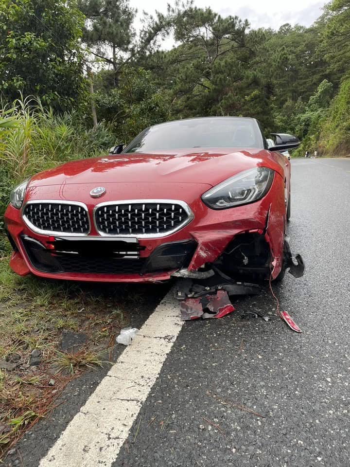 Ô tô BMW mui trần lấn làn suýt tông trúng đôi nam nữ chạy xe máy ngược chiều trên đèo: Đoạn camera hành trình gây phẫn nộ- Ảnh 2.