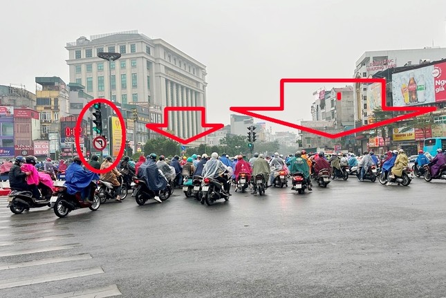 Một nhịp đ&egrave;n hơn 300 xe m&aacute;y đi ngược chiều tại H&agrave; Nội- Ảnh 1.