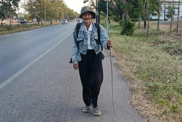 Lên thành phố không tìm được con trai, ông lão 85 tuổi đi bộ 300km về quê- Ảnh 1.