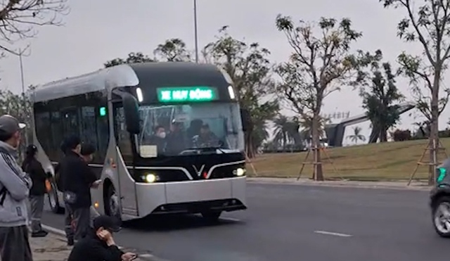 Xe buýt điện lạ của VinFast chạy trong nhà máy: Chưa từng xuất hiện trước đây, sắp ra mắt?- Ảnh 2. Xe buýt điện lạ của VinFast chạy trong nhà máy: Chưa từng xuất hiện trước đây, sắp ra mắt?- Ảnh 2.