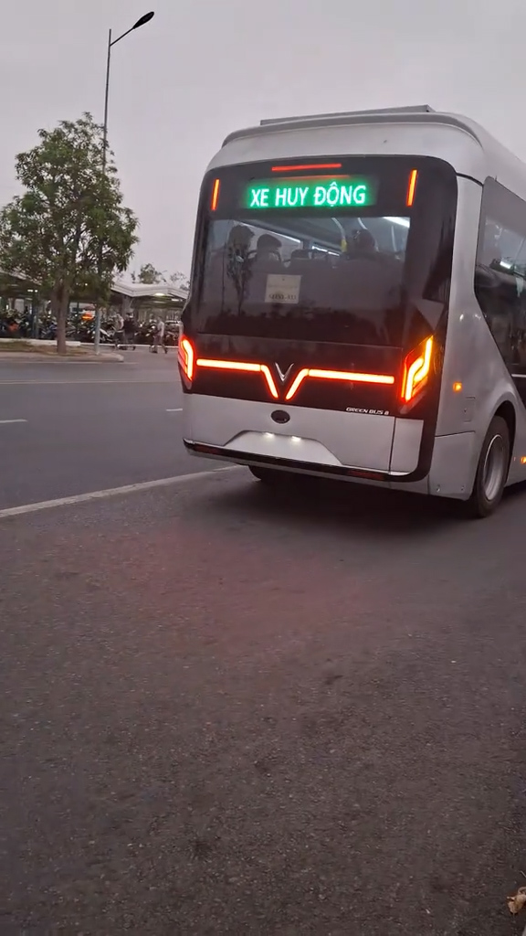 Xe buýt điện lạ của VinFast chạy trong nhà máy: Chưa từng xuất hiện trước đây, sắp ra mắt?- Ảnh 5. Xe buýt điện lạ của VinFast chạy trong nhà máy: Chưa từng xuất hiện trước đây, sắp ra mắt?- Ảnh 5.