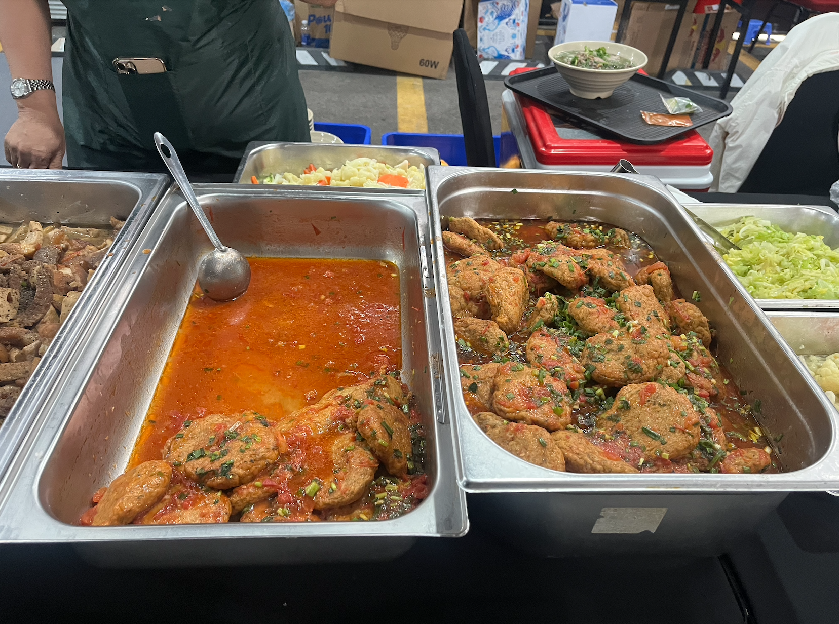 "Cơm bình dân" cho anh tài và ekip trước thềm concert Anh Trai Vượt Ngàn Chông Gai: Nhìn thân thuộc và ngon vô cùng- Ảnh 2.